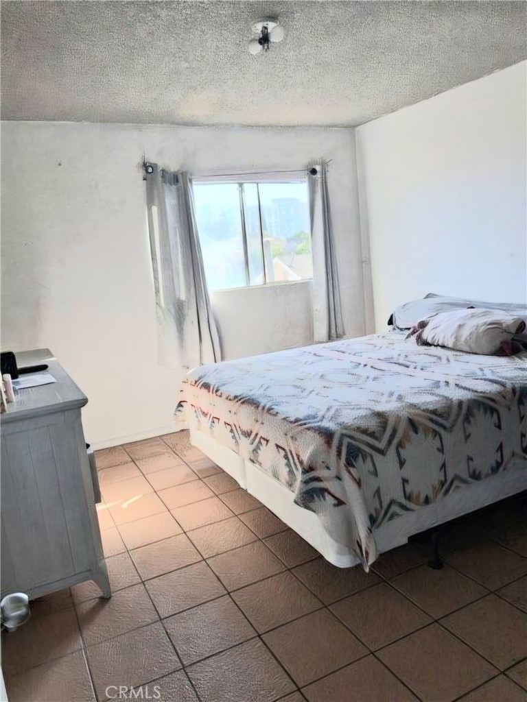 1715 E 70th, Los Angeles CA, 9000164066244121091124