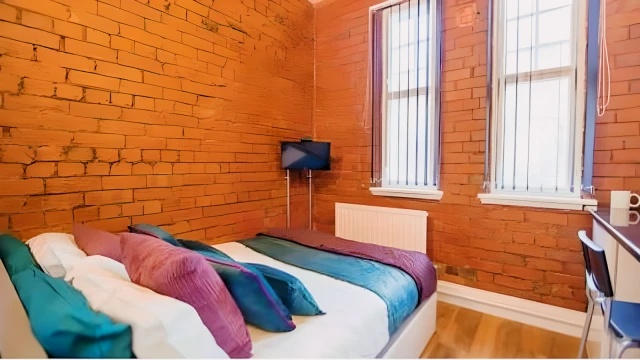 Classic Room (Stilted Bed) Ashton House, Manchester