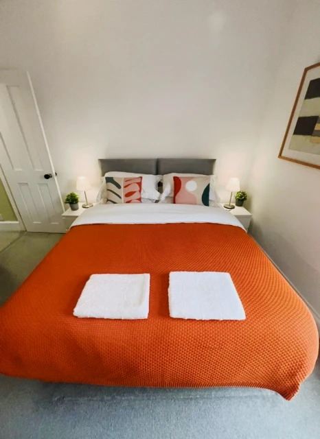 Non En-suite Room 2 Charming 2-Bedroom, Liverpool