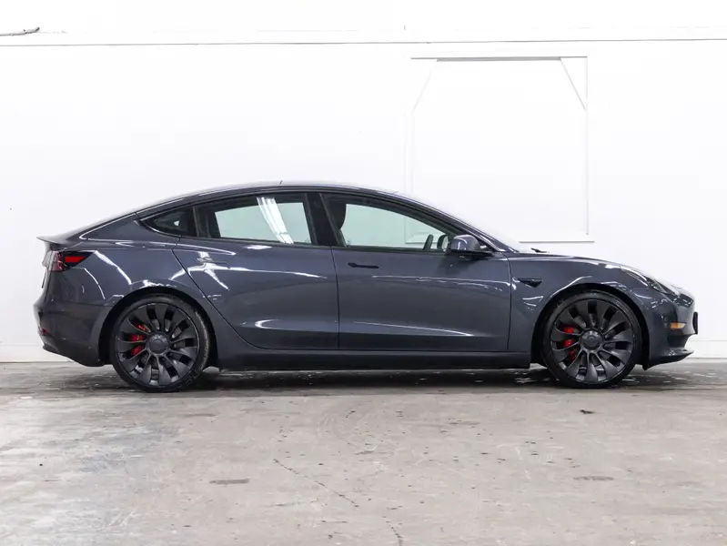 2023 Tesla Model 364820870542978122