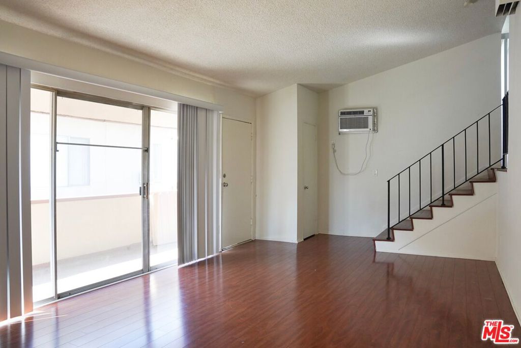 18444 Collins Street 14 Tarzana CA, 9135664134182722434122