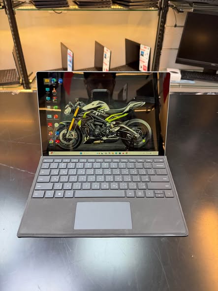 Surface Pro في حالة ممتازة مع لوحة مفاتيح64994938403329120