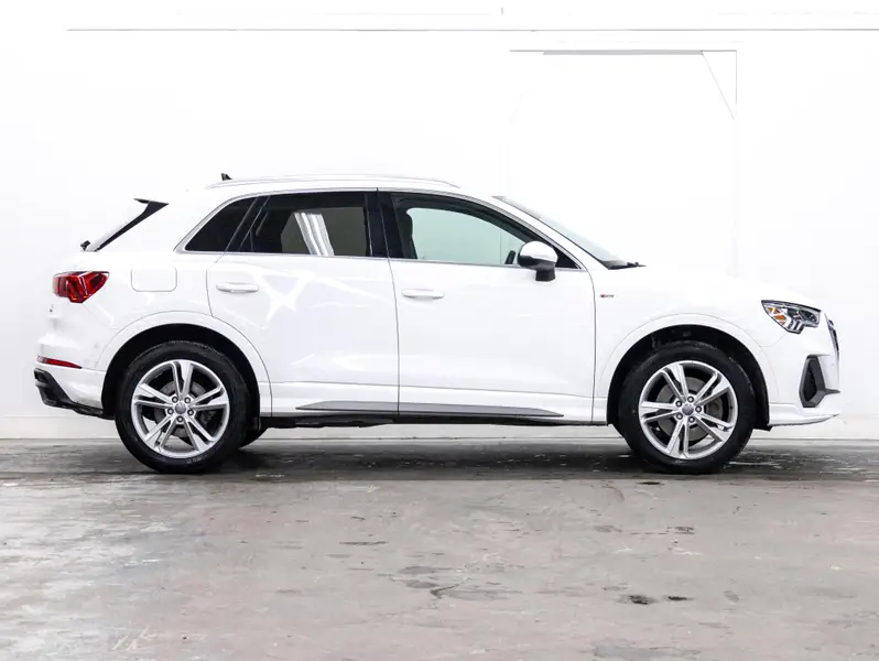 2021 Audi Q364373704374530123