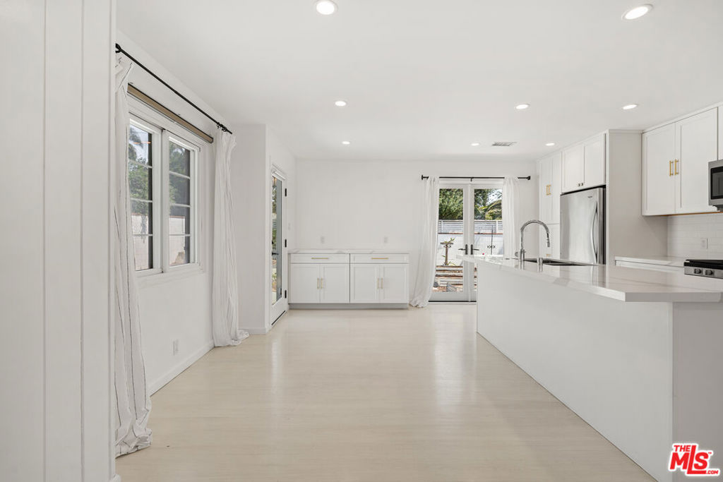 8906 Earhart Avenue Los Angeles CA, 9004563711829719043121