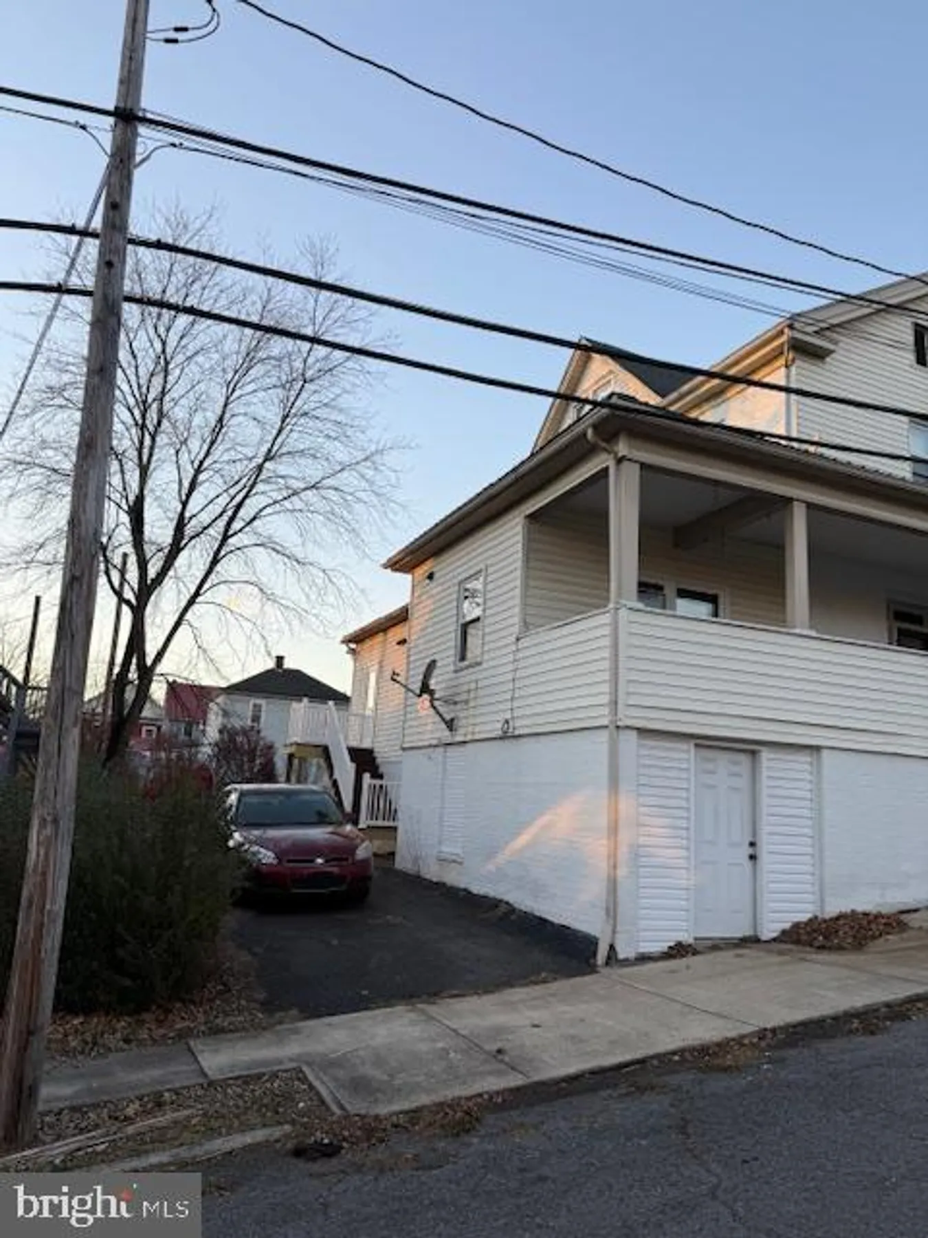 1 W High St, a