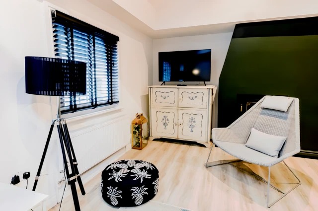 2 Queen St64195311385601123