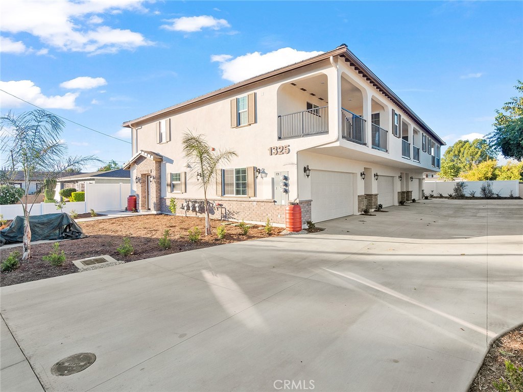 $3,350/month 1325 W Grand Avenue 3 Pomona CA, 9176664098209738754121