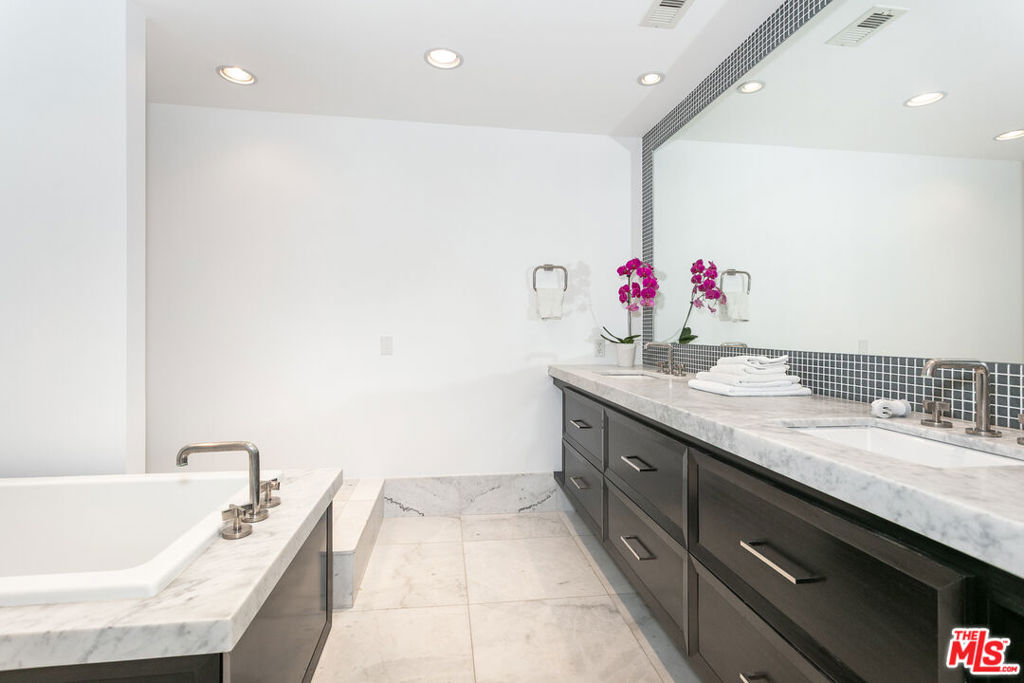 9033 Vista Grande Street 3 West Hollywood CA, 9006964112808257026120