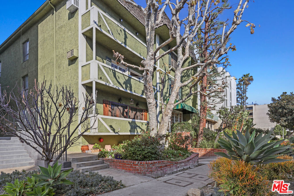 10965 Rochester Avenue 303 Los Angeles CA, 9002464133705239425122