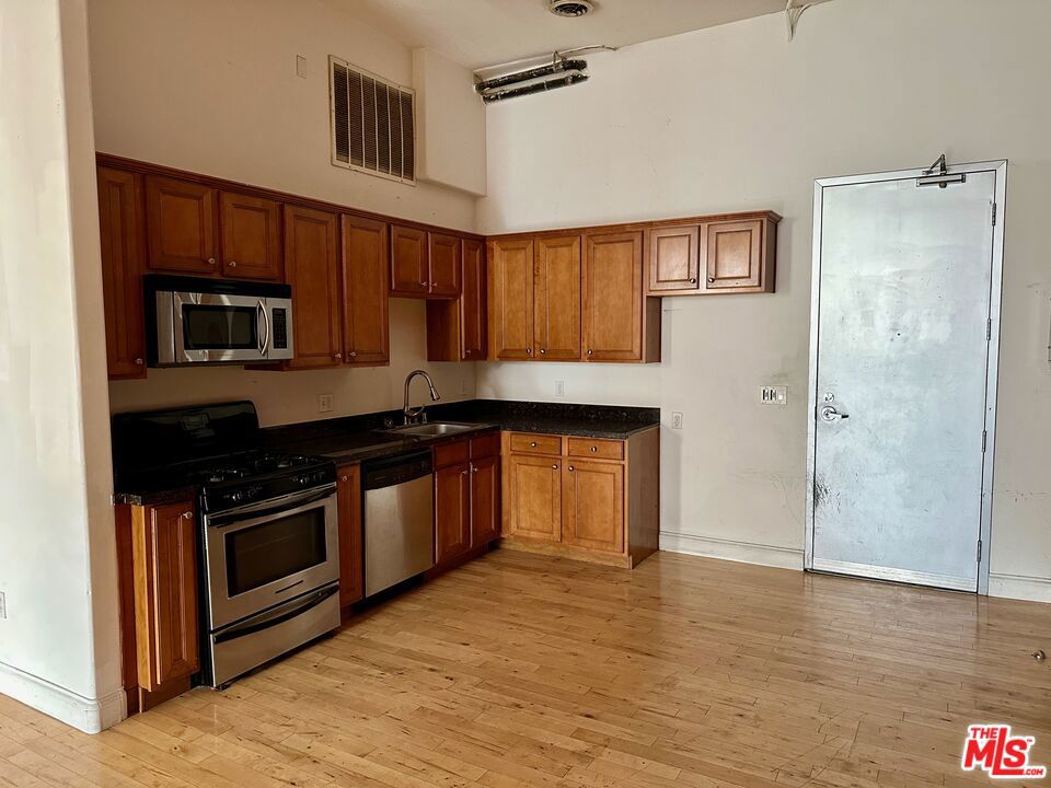 726 S Santa Fe Avenue 202 Los Angeles CA, 9002164101346813569120