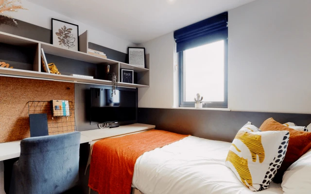 Lit Ealing Residence64088785836545125