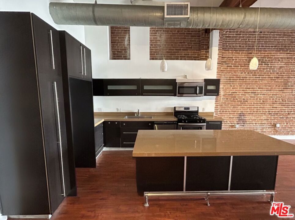 652 Mateo Street 207 Los Angeles CA, 9002164110507669505121