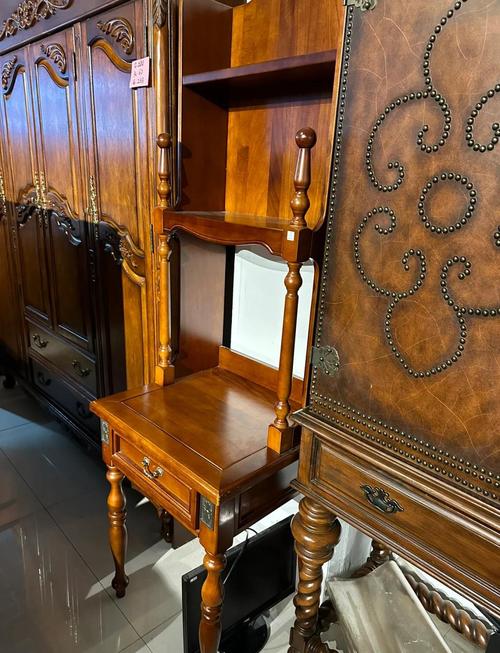 Este encantador perchero de madera maciza se encuentra en buen estado65251291955203120