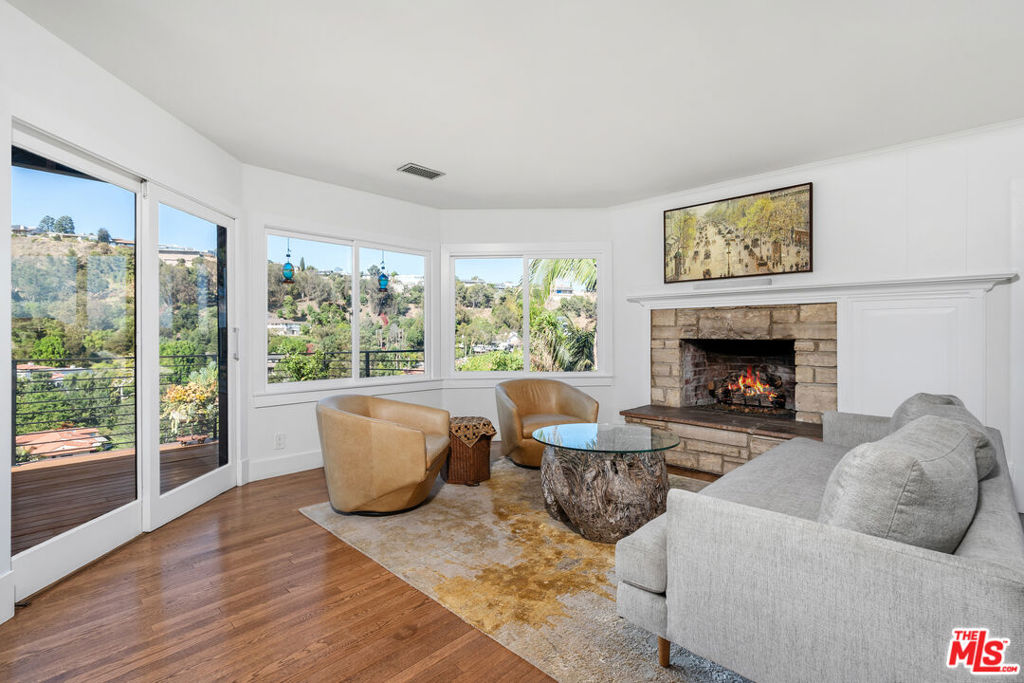 2444 Carman Crest Drive Los Angeles CA, 9006863789091179265121