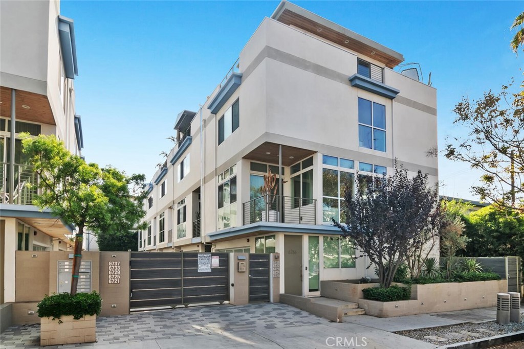 6736 W Hepburn Way, Los Angeles CA, 9003863821689597825120