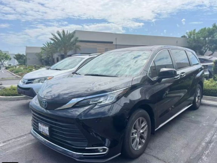 2023 TOYOTA SIENNA XLE MINIVAN 4D