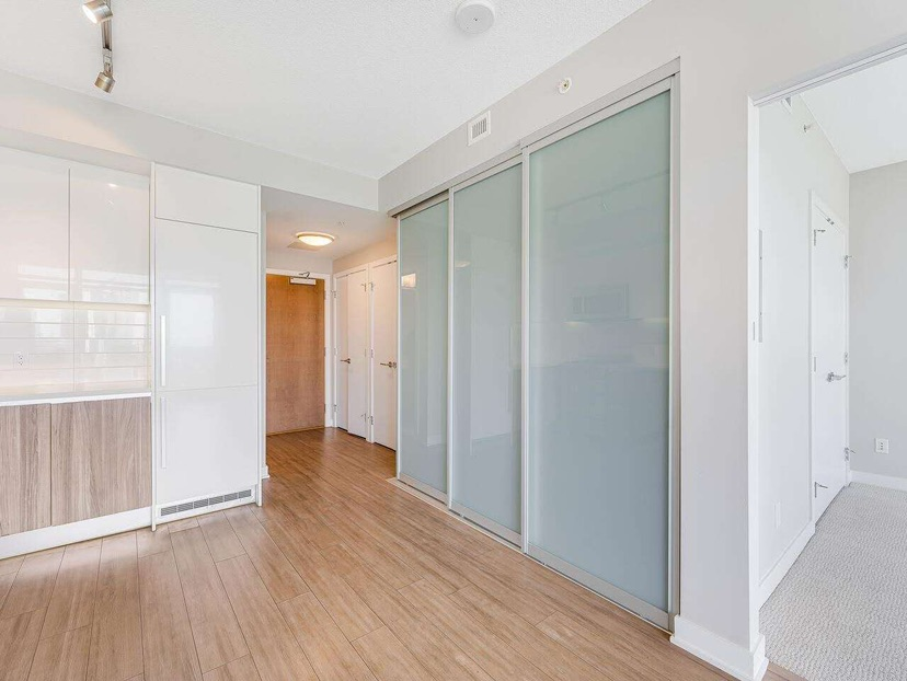 【Metrotown, Burnaby】1 Bedroom + Den Condo63280165351169121