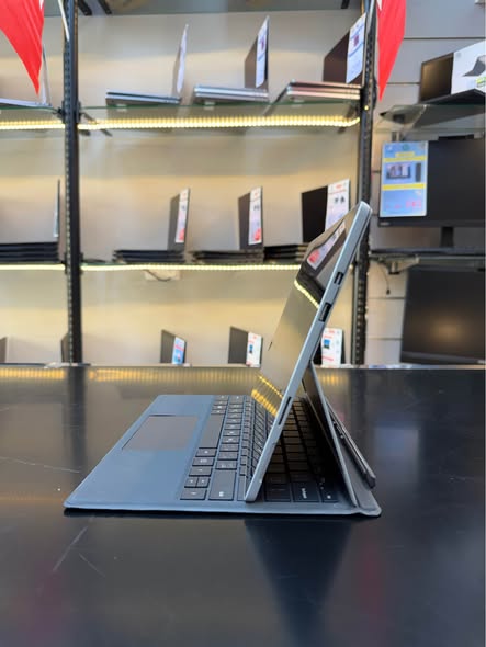 Surface Pro في حالة ممتازة مع لوحة مفاتيح64994938403329123
