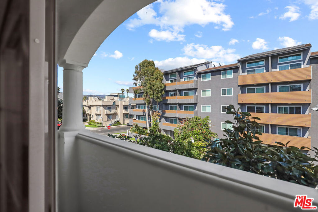 107 S Sweetzer Avenue 201 Los Angeles CA, 9004864130951555458122